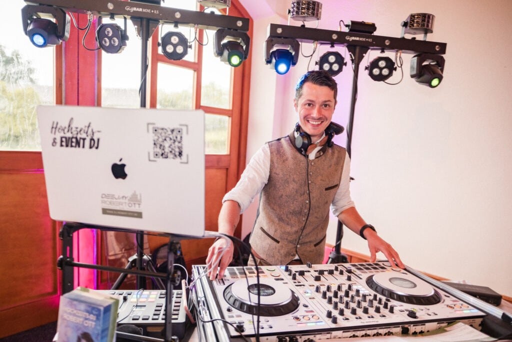 DJ Robert Ott an seinem DJ-Pult mit Lichtanlage bei einer Hochzeitsfeier