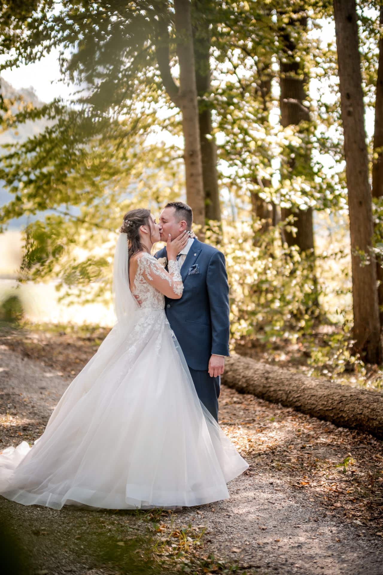 Brautpaar küsst sich beim Shooting im Wald