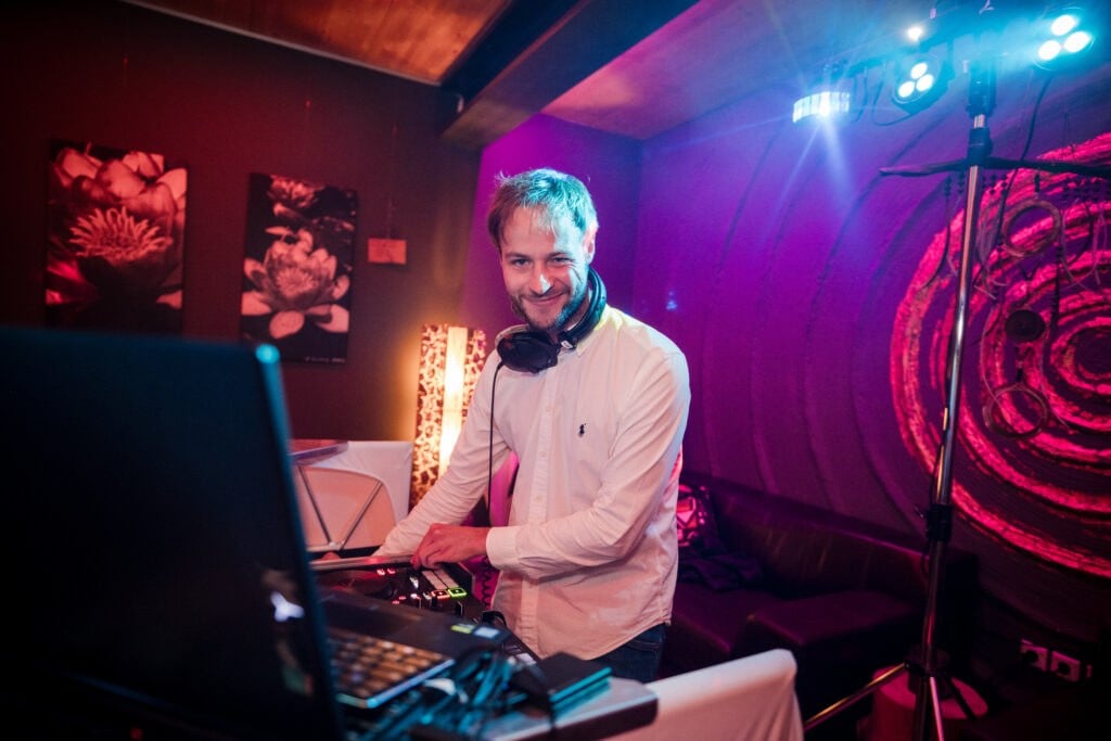 Hochzeits-DJ legt mit professionellem Equipment in der Manufraktur in Neu-Ulm auf