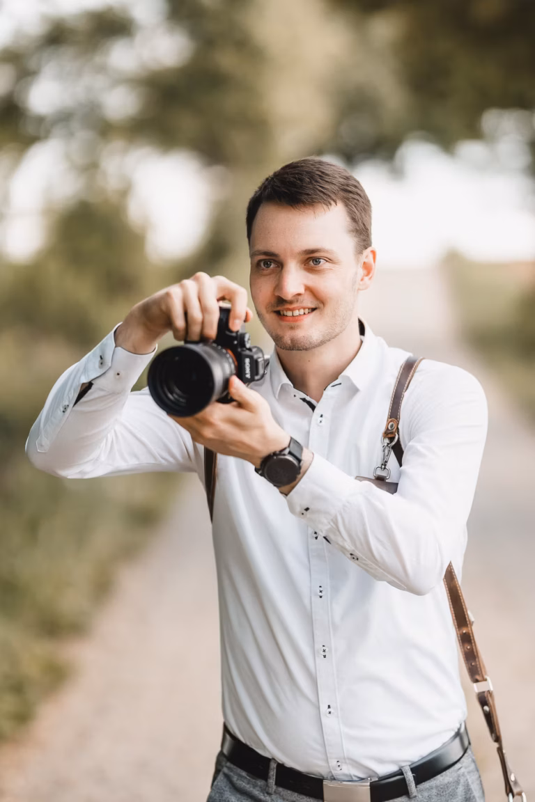 Fabian Bauch mit Kamera auf Feldweg Augsburg